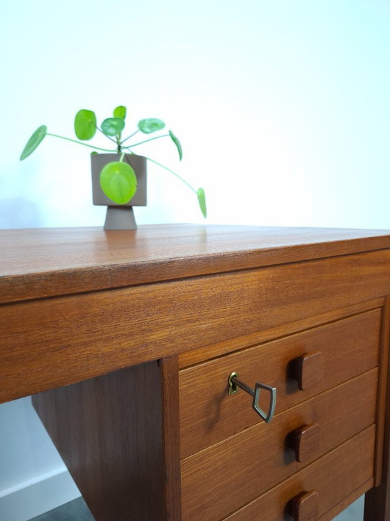 Image 1 of Teak vrijstaand bureau met lade uit Denemarken
