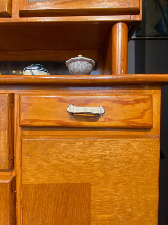 Credenza Doppia Vintage Art Déco / Popolare in Legno Chiaro – Ante in Vetro Inciso e Ampia Capacità (photo 3 of 9)