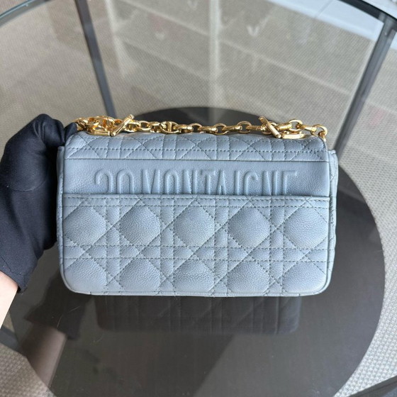 Image 1 of DIOR CARO PICCOLO - PELLE DI VITELLO GRAMMATIZZATA CANNAGE, FERRAMENTA GRIGIA E ORO
