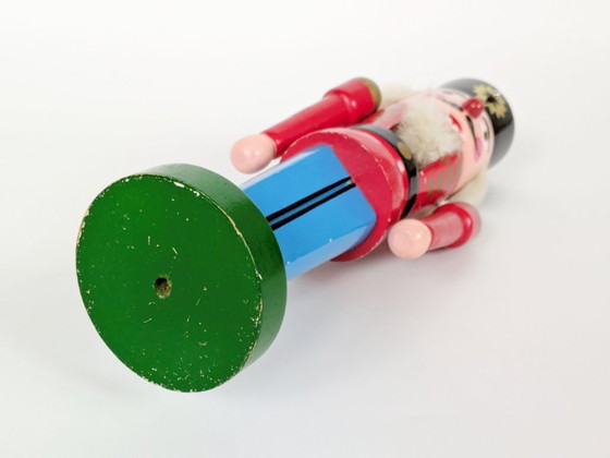 Image 1 of Statuetta tedesca vintage dello Schiaccianoci | Decorazione natalizia in legno fatta a mano