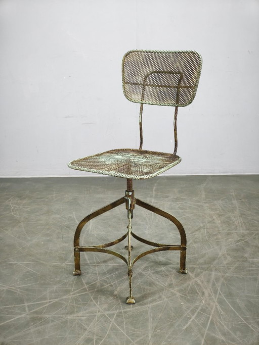 Silla de fábrica italiana industrial de metal perforado, altura ajustable, años 40