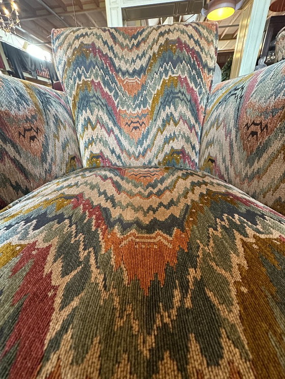 Image 1 of Sillones y otomanas Donghia - Retapizados con un colorido patrón de chevron