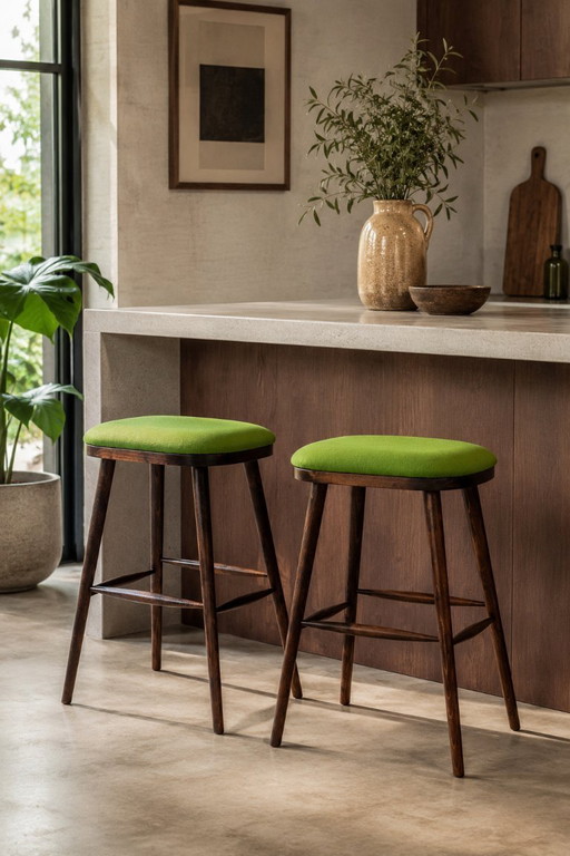 Set van twee beukenhouten krukjes uit het midden van de 20e eeuw | Groene wollen bekleding | Scandinavische stijl