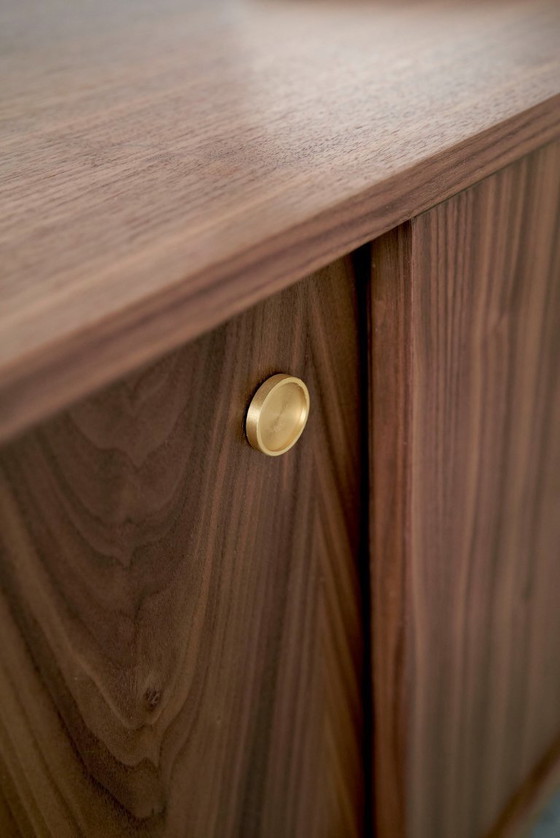 Image 1 of Notenhouten dressoir met schuifdeur O-S04
