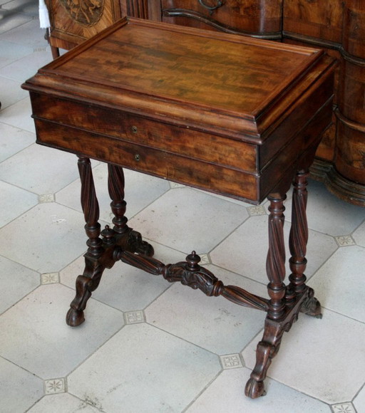 Klassische französische Einrichtung: Mahagoni-Nähtisch im Vintage-Stil, Eingangsbereich aus der Mitte des 19. Jahrhunderts