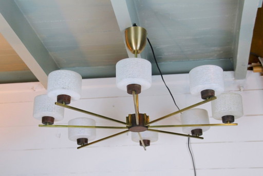 Lampadario scandinavo a otto luci, teak, ottone e opalino, metà secolo