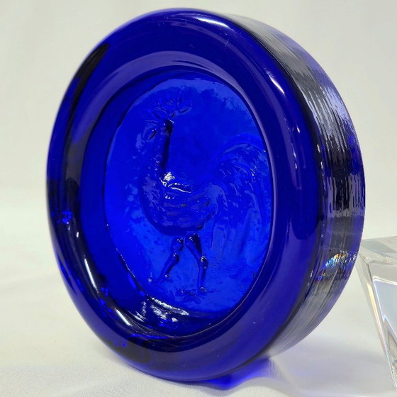Superbe grand vide-poche / plat en verre bleu cobalt pressé, motif Coq. Œuvre iconique du designer Erik (photo 5 of 6)