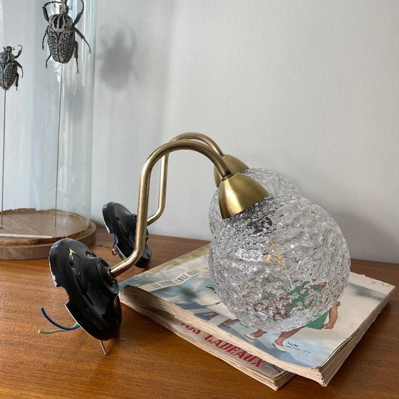 Image 1 of Coppia di applique da parete vintage a collo d'oca in ottone con vetro a bolle e globi in porcellana