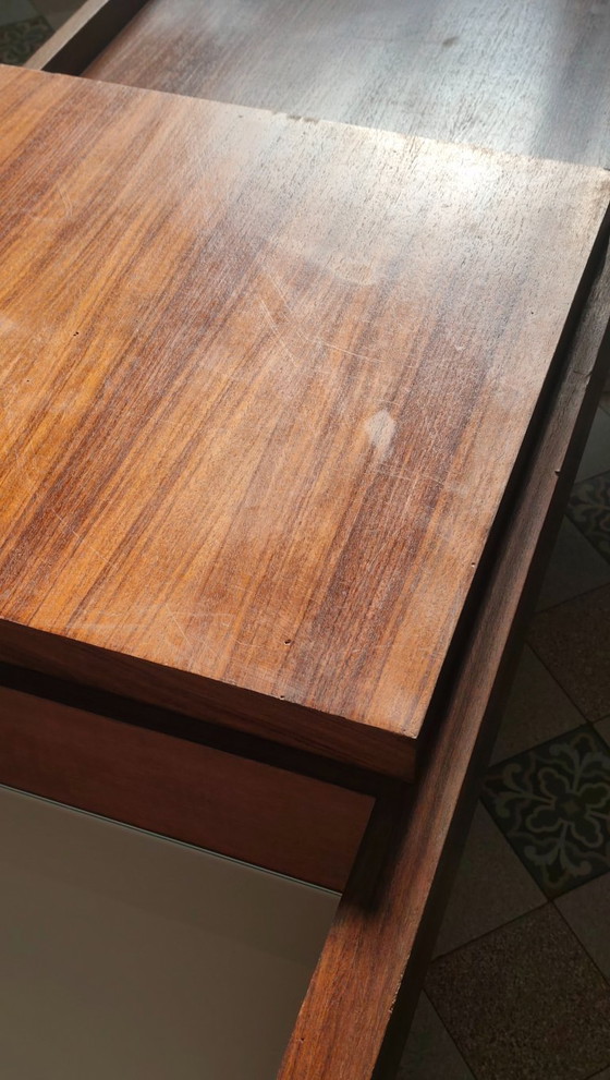 Image 1 of Un vecchio tavolo da lavoro riadattato come grande tavolino da caffè