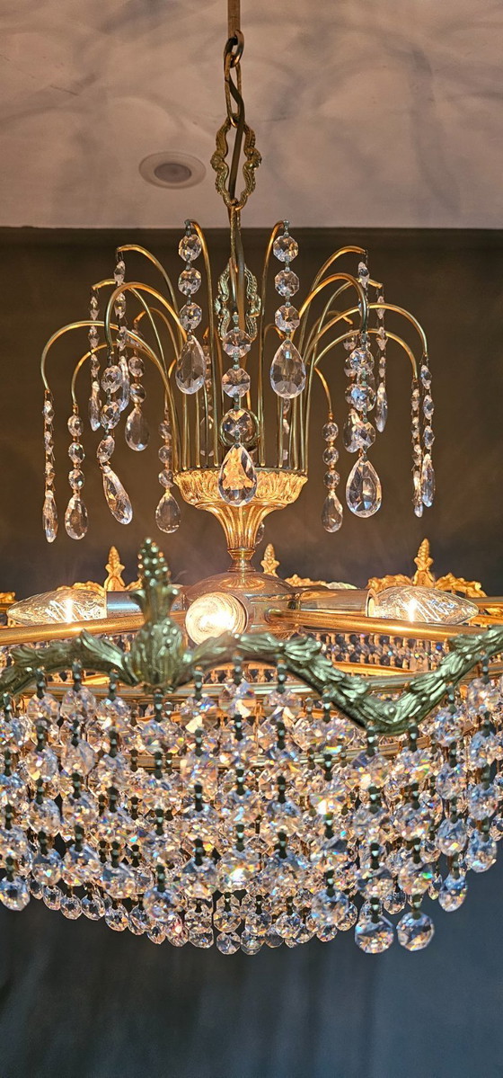 Image 1 of Lustre serti de cristaux taillés.