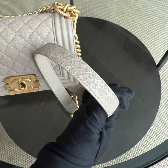 Image 1 of Chanel Boy Small - Caviar 20CM Gewatteerd generfd kalfsleer Grijs met gouden hardware Serie 27