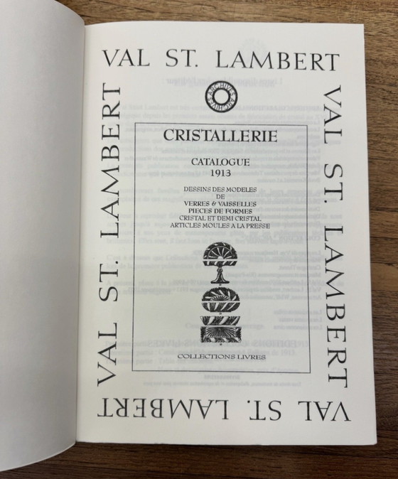 Image 1 of Val Saint Lambert “Gilbert” taartstandaard – Geperst kristal – Vermeld in de catalogus van 1913 – Grootste formaat (31 cm)