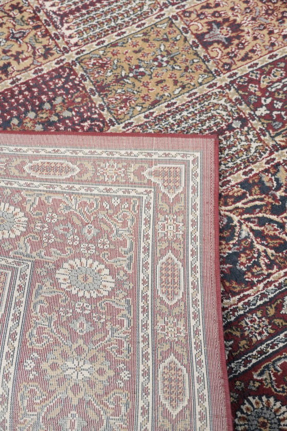 Image 1 of Wunderschöner Teppich mit überwiegend roten Farben und ansprechenden Mustern, 230 x 170 cm