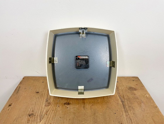 Image 1 of Witte Sovjet industriële bakelieten wandklok van Strela, jaren 70.