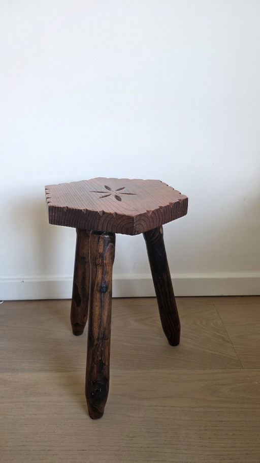 Hermoso taburete de madera