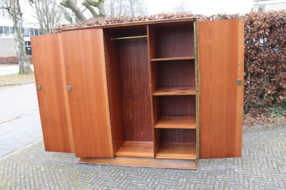 Image 1 of Vintage (jaren 30-50) 3-deurs houten kledingkast, 2x 1/3 leg en 1/3 hang