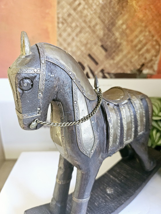 Image 1 of Statuetta vintage a forma di cavallo a dondolo in legno con decorazioni in ottone