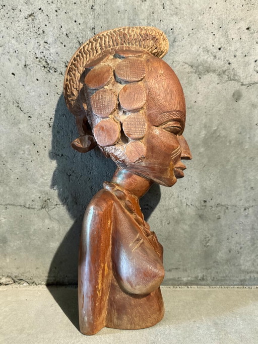 Wunderschöne, handgeschnitzte Holzstatue einer weiblichen Figur im afrikanischen Stil, aus der Zeit um 1960.