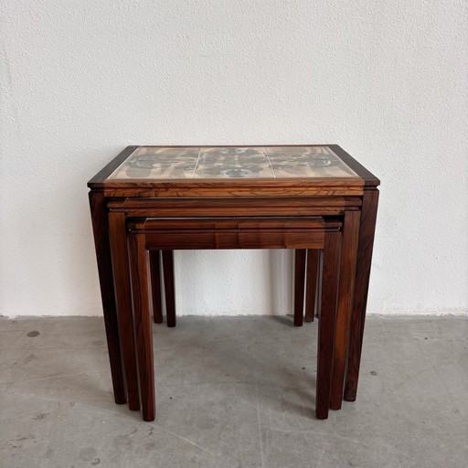Vintage nesting bijzettafeltjes palissander keramiek