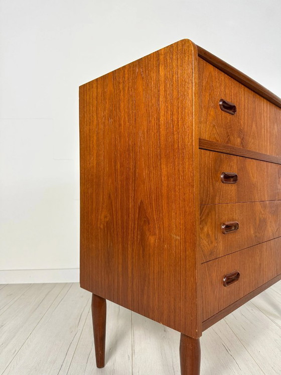 Image 1 of Cassettiera vintage danese in teak con specchio da trucco, comò in stile Mid-Century Modern, anni '60