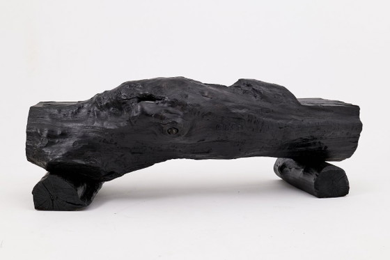 Image 1 of Bank van massief verkoold hout van Logniture – een organisch, modern en sculpturaal zitmeubel.