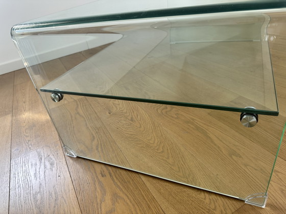 Minimalistischer Couchtisch aus Glas mit unterer Ablagefläche – Couchtische (photo 7 of 8)