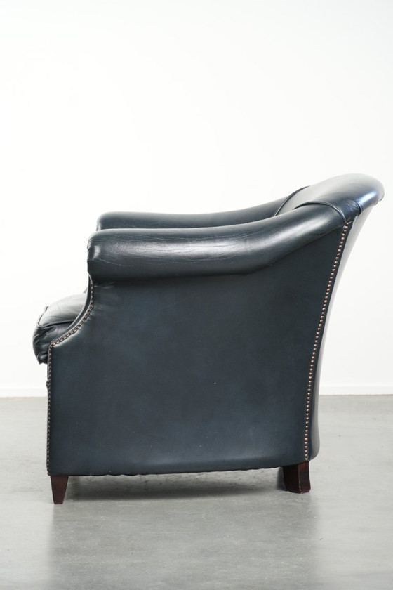 Image 1 of Poltrona club blu scuro in pelle bovina dal design intramontabile