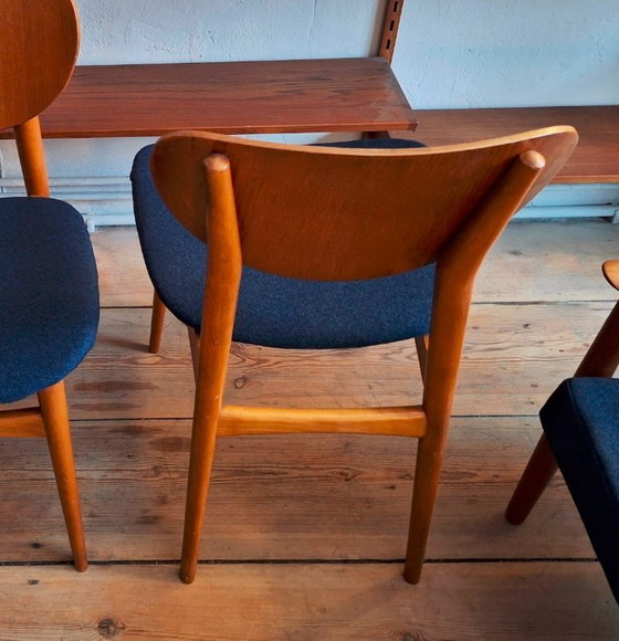 Image 1 of Een paar teakhouten eetkamerstoelen met marineblauwe hoezen, Denemarken, jaren 60.