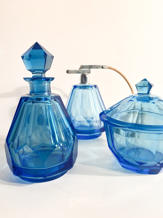 Ensemble de toilette en verre bleu clair des années 1950 – Objets déco, Glass (photo 7 of 9)