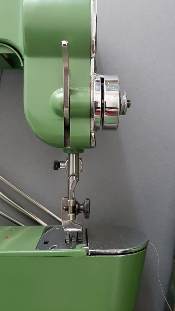 Image 1 of Industriële Vintage Naaimachine Elna "Grasshopper"