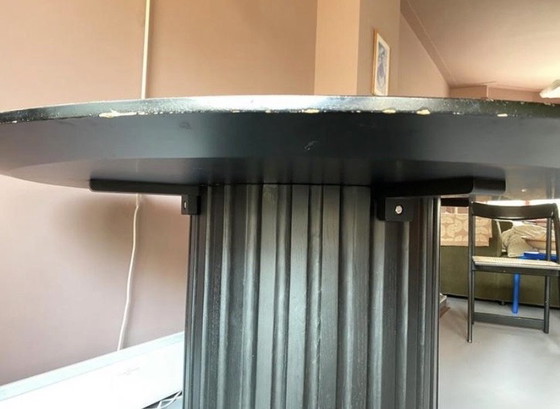 Image 1 of Mesa de comedor redonda HKLiving Pillar negra | Diámetro 140 cm