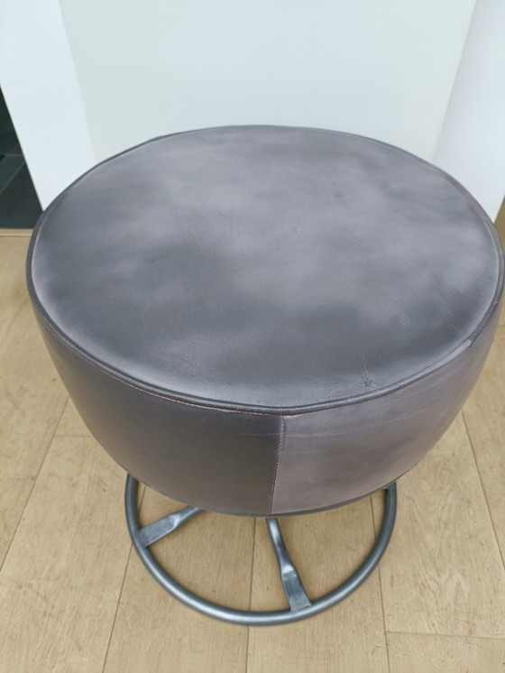 Image 1 of pouf en cuir gris