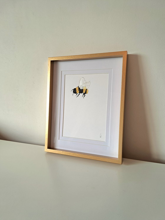 Image 1 of Dipinto ad acquerello di una piccola ape | Cornice color oro