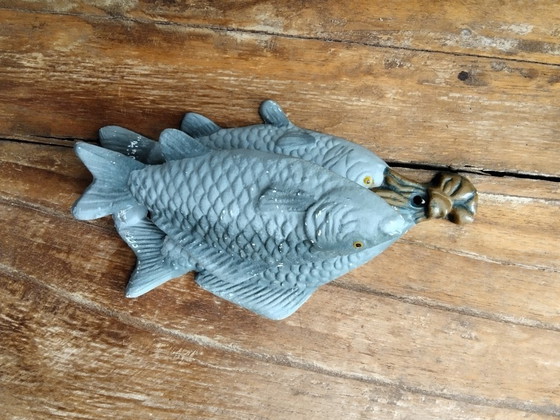 Image 1 of Gietijzeren deurklopper met drie vissen