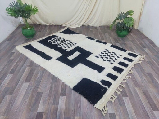 Alfombra bereber hecha a mano en lana tradicional blanca y negra, tamaño 150/250 cm.