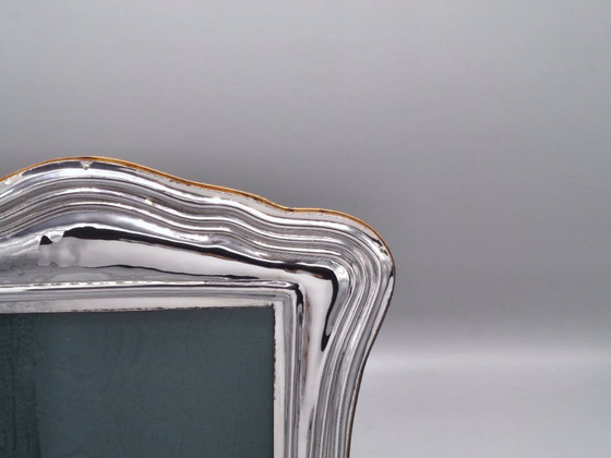 Image 1 of Marco de metal plateado repujado a mano, 13 x 18 cm.