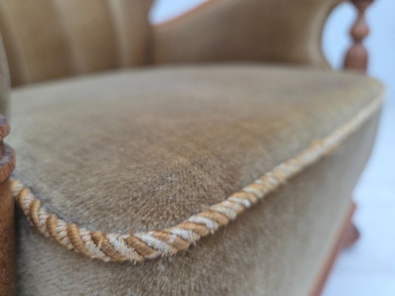 Image 1 of Fauteuil danois des années 1960, velours vert, bois de chêne massif sculpté.