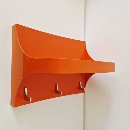 Oranje wandplank met kapstok spaceage jaren 70