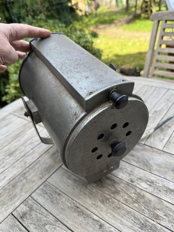 Image 1 of 💡 Lampadaire industriel chargé d'histoire | La précision suisse rencontre l'éclairage scénique néerlandais