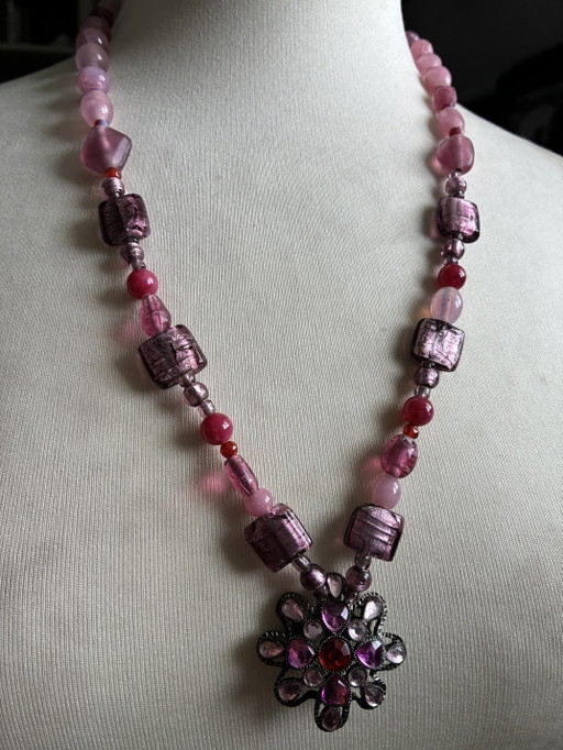 Nouveau collier de 60 cm avec perles roses vintage et pendentif
