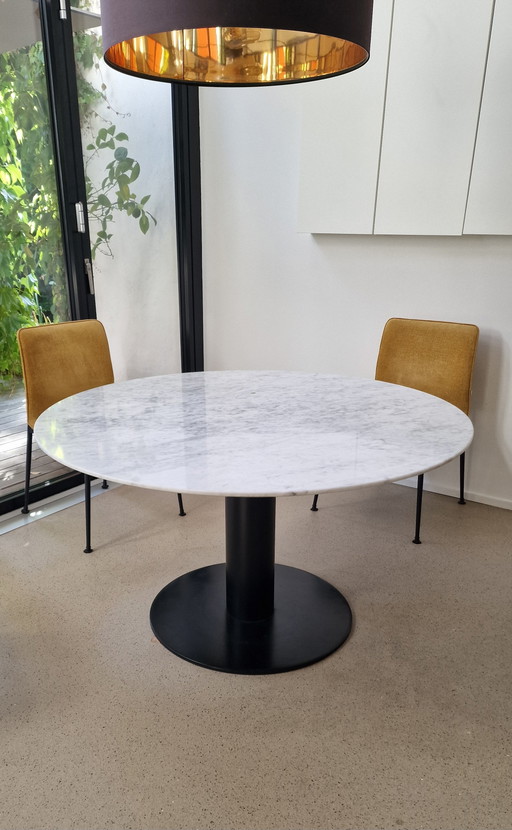 Table de salle à manger Gubi 2.0, marbre blanc, 130 cm