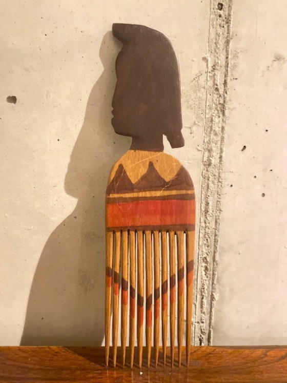 Image 1 of Peigne à cheveux cérémoniel d'Afrique de l'Ouest orné d'une figure sculptée – milieu du XXe siècle