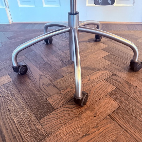 Image 1 of Label kuipstoeltje – leer – draaibaar – op wielen