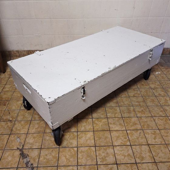 Image 1 of Weiße Holzkiste auf Rädern