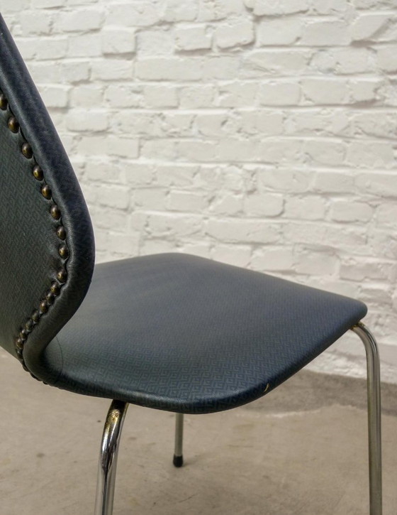 Image 1 of Set van vier minimalistische vintage keukenstoelen, nachtblauw kunstleer met chroomaccenten. België, jaren 60.