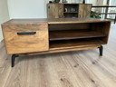 Mueble de televisión industrial en nogal
