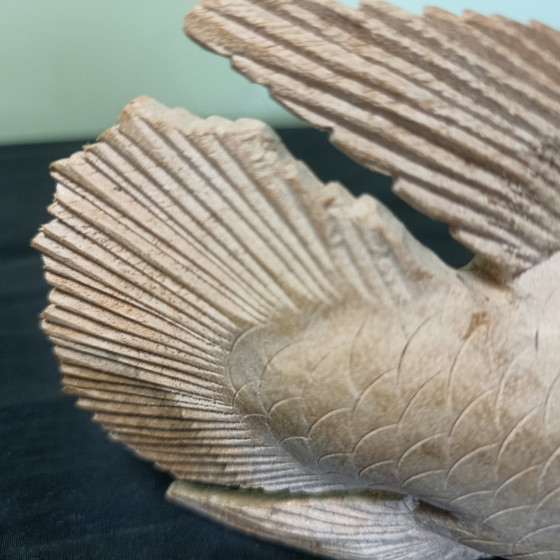 Bellissimo Oggetto Pesce in Legno su Piedistallo in Pietra – Firmato (21 x 15 cm) – Sculture, Stone, Wood (photo 5 of 6)