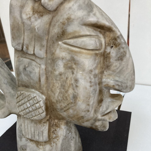 Tête en pierre sculptée style précolombien travail du XX siècle 