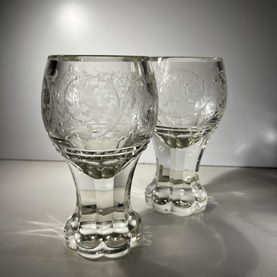 Verres à pied en cristal épais taillé avec décor de volutes et monogramme, Bohême, années 1900, Lot de 2 (photo 8 of 13)