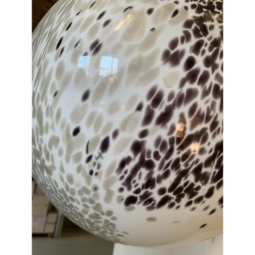 Sfera bianco latte con murrine marroni e beige in vetro di Murano contemporaneo